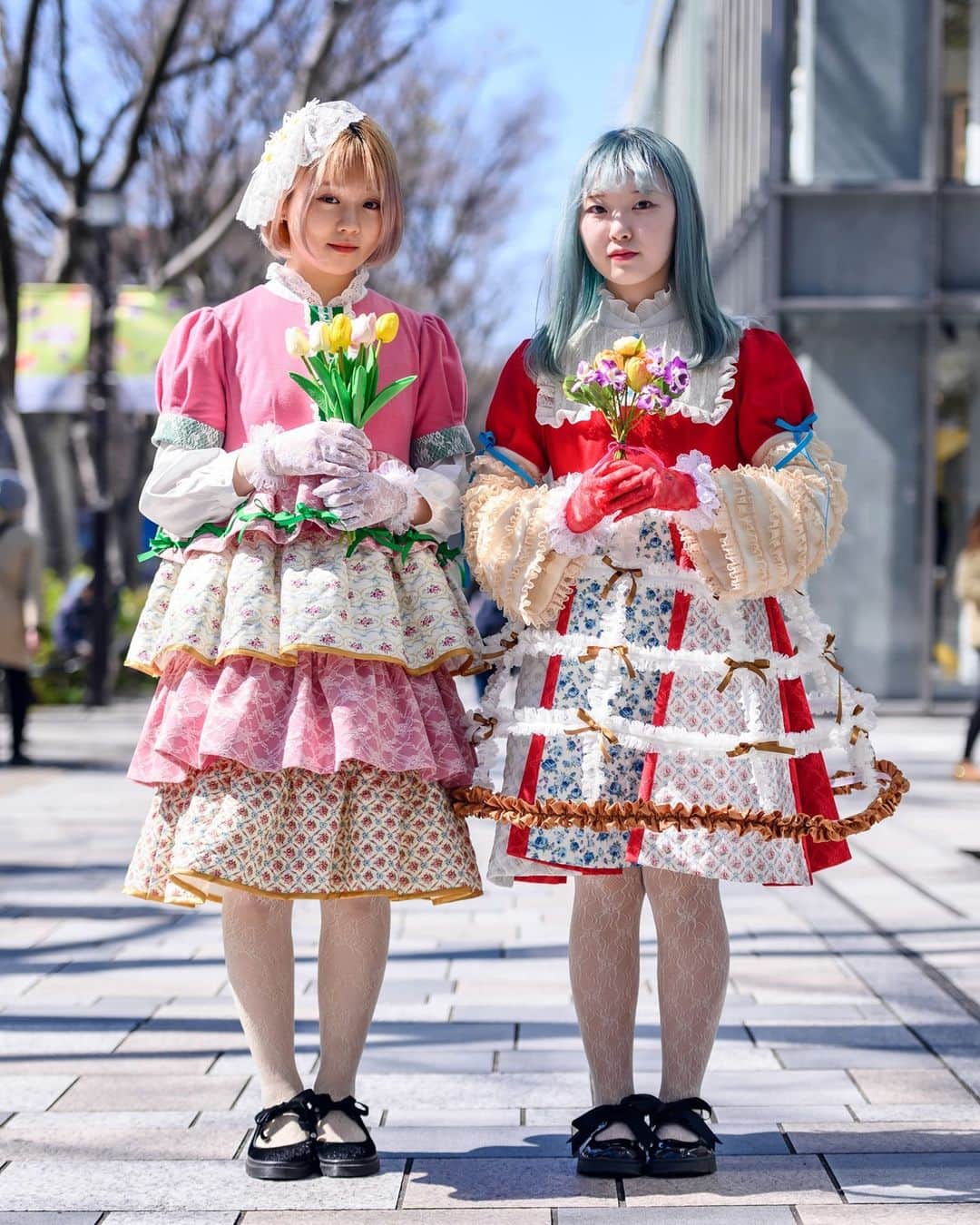 Vogueのインスタグラム：「Thought the fall 2021 season was over? The shows are picking up again in Tokyo, and @tokyofashion is on the ground documenting the best looks on the street. Locals are greeting the warmer spring weather with experimental volumes, bold colors, and expressive prints, but you’ll be surprised to see a few minimalist looks, too.   Tap the link in our bio to see more of the best street style from Tokyo Fashion Week. Photographed by @tokyofashion」
