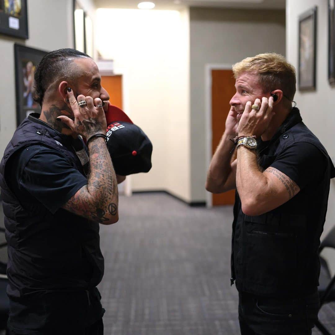 backstreetboysのインスタグラム：「Time for another caption contest 😂 Best answers get posted on our story!! Go!」