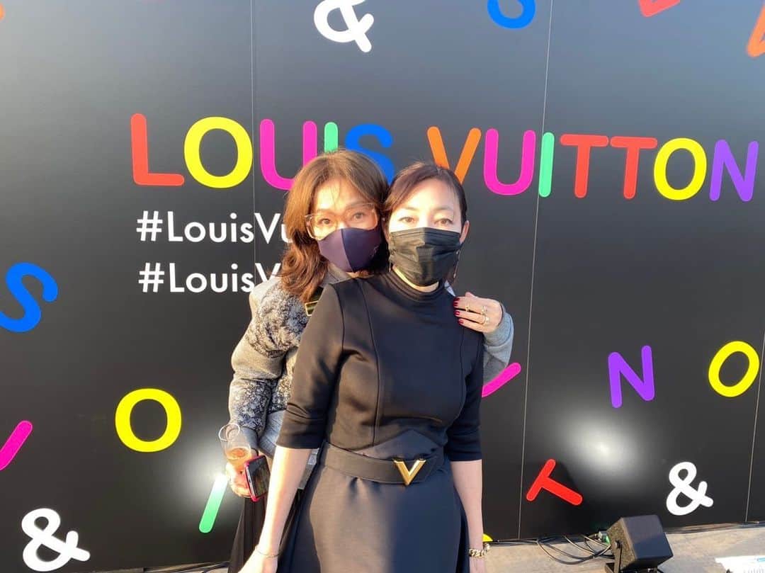 田中杏子のインスタグラム：「原宿にて開催される @louisvuitton  のイベントのレセプションにて。アーカイブと現代をミックスさせながらの展示が素晴らしすぎる件。  今をときめくクリエイターとのクリエイションにも触れられるので、ぜひお運びください💕💕💕  屋上で久しぶりに再会した　@mizuyoyoshida  @kaoribazaar  @minafujitabessho  と記念撮影💕💕💕  #louisvuitton #louisvuittonand #akotanaka」