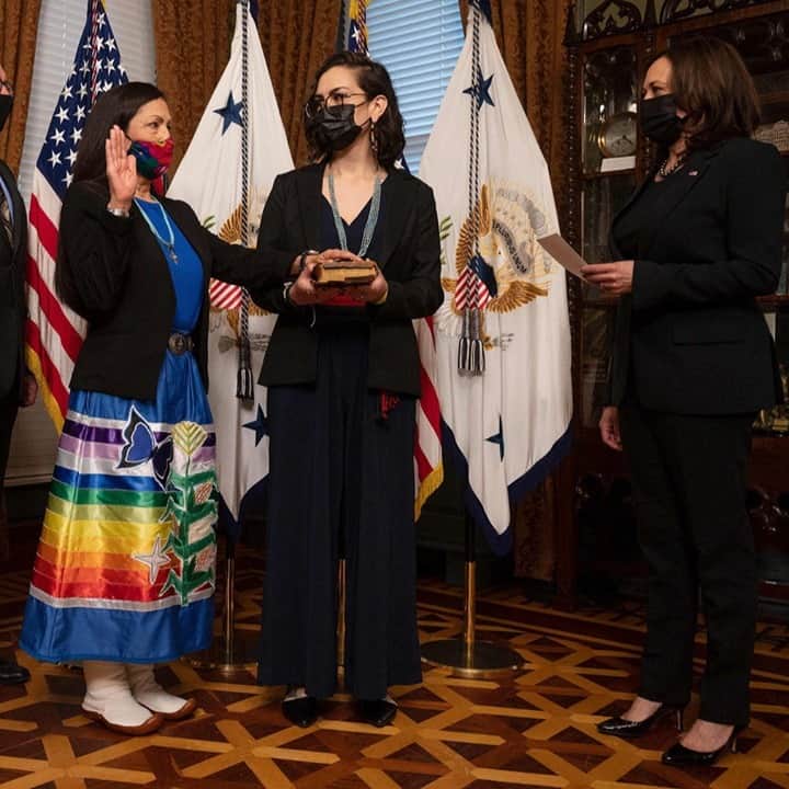 Vogueのインスタグラム：「Earlier this week, Representative @debhaalandnm, a Democratic who has represented New Mexico, was confirmed as President @JoeBiden’s new Secretary of the Interior. It was a historic confirmation, as Haaland is now the first Native American to lead a Cabinet agency. Today, Haaland attended her swearing-in ceremony at the Eisenhower Executive Office Building Ceremonial Office in Washington, D.C., kicking off her first day in office—and she wore a meaningful look that was appropriate for the special event.   Tap the link in our bio for all details.」