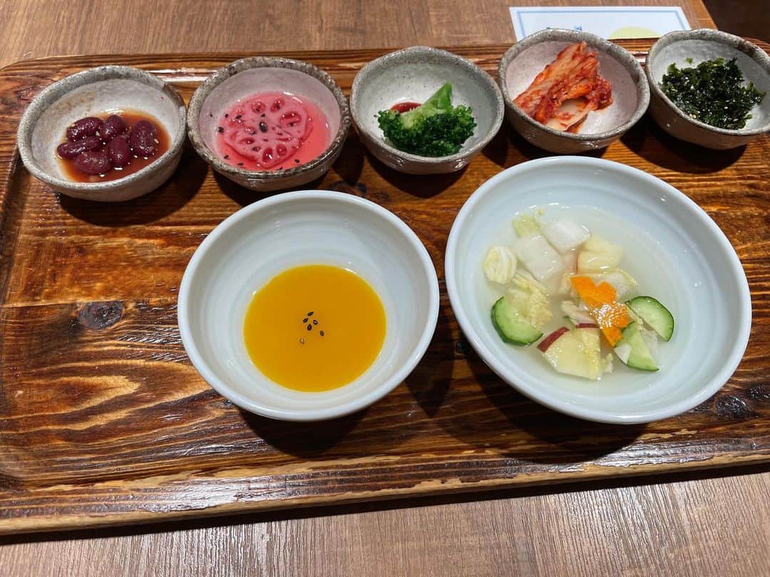 田辺智加のインスタグラム：「伊勢丹 韓国料理　古家 食前に食べるお粥と水キムチ 消化を助けるんだって！  韓国行った時 キンパが日本の半額で驚いたなー。  #伊勢丹 #新宿 #韓国料理 #品がある #ざくろジュース #美肌」
