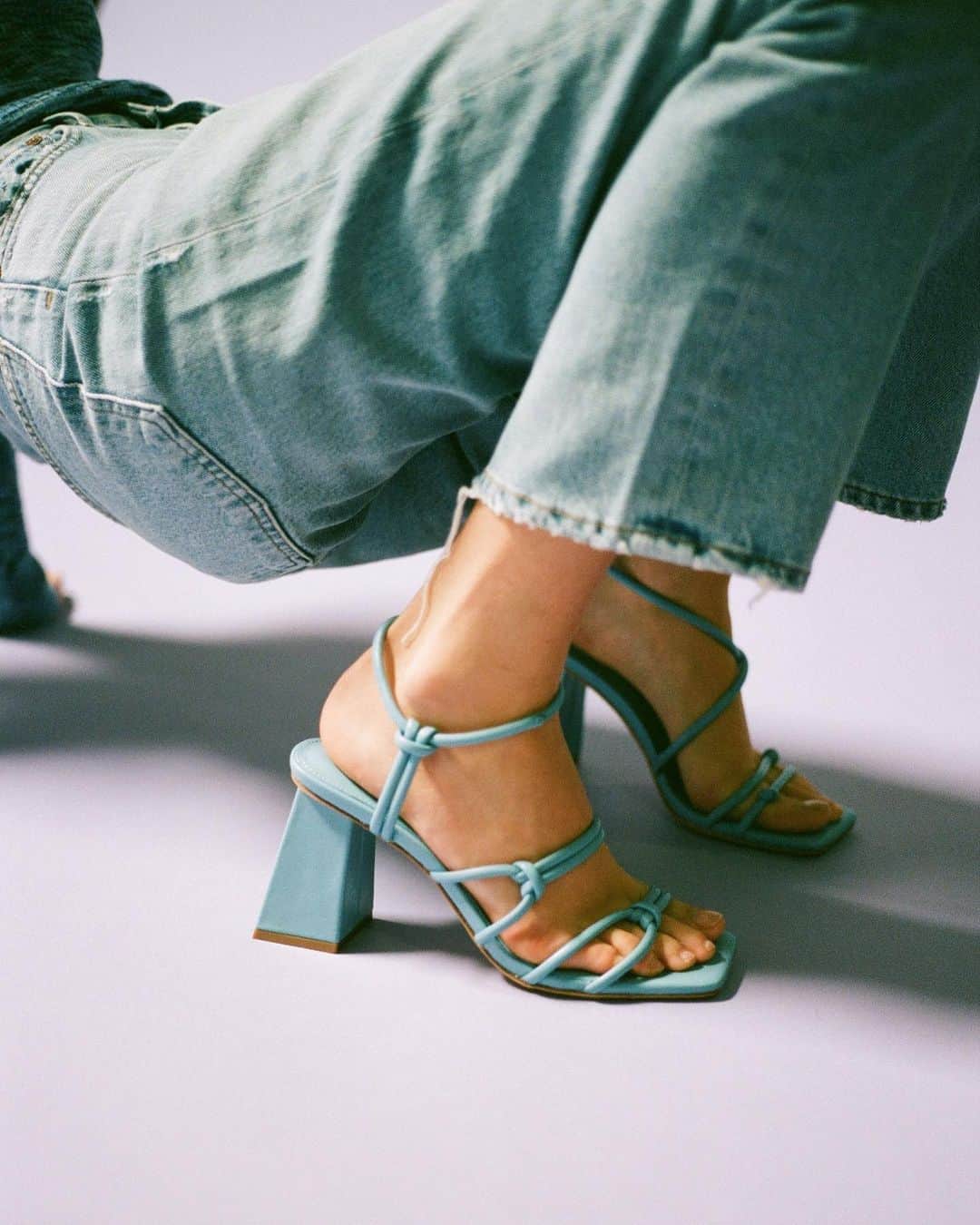 エイミー・ソングのインスタグラム：「A square toe + a chunky heel+ knotted straps = the Noelle Heel.」