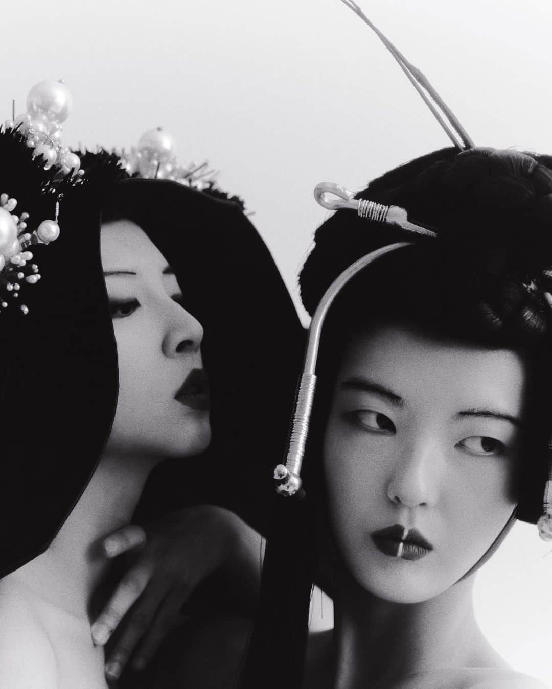 チョン・ジウ・ウーのインスタグラム：「⠀ 'Opposites Attract' - WE ARE - ⠀  Photography by @yangjoongsan Styled by @kukseonnh Makeup by @n_un_i Hair by @yunjihyeonana Model by @_zziwooo0 @baebaeyurim」