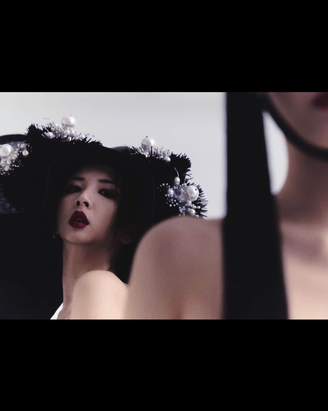 チョン・ジウ・ウーさんのインスタグラム写真 - (チョン・ジウ・ウーInstagram)「⠀ 'Opposites Attract' - WE ARE - ⠀  Photography by @yangjoongsan Styled by @kukseonnh Makeup by @n_un_i Hair by @yunjihyeonana Model by @_zziwooo0 @baebaeyurim」3月30日 21時43分 - _zziwooo0