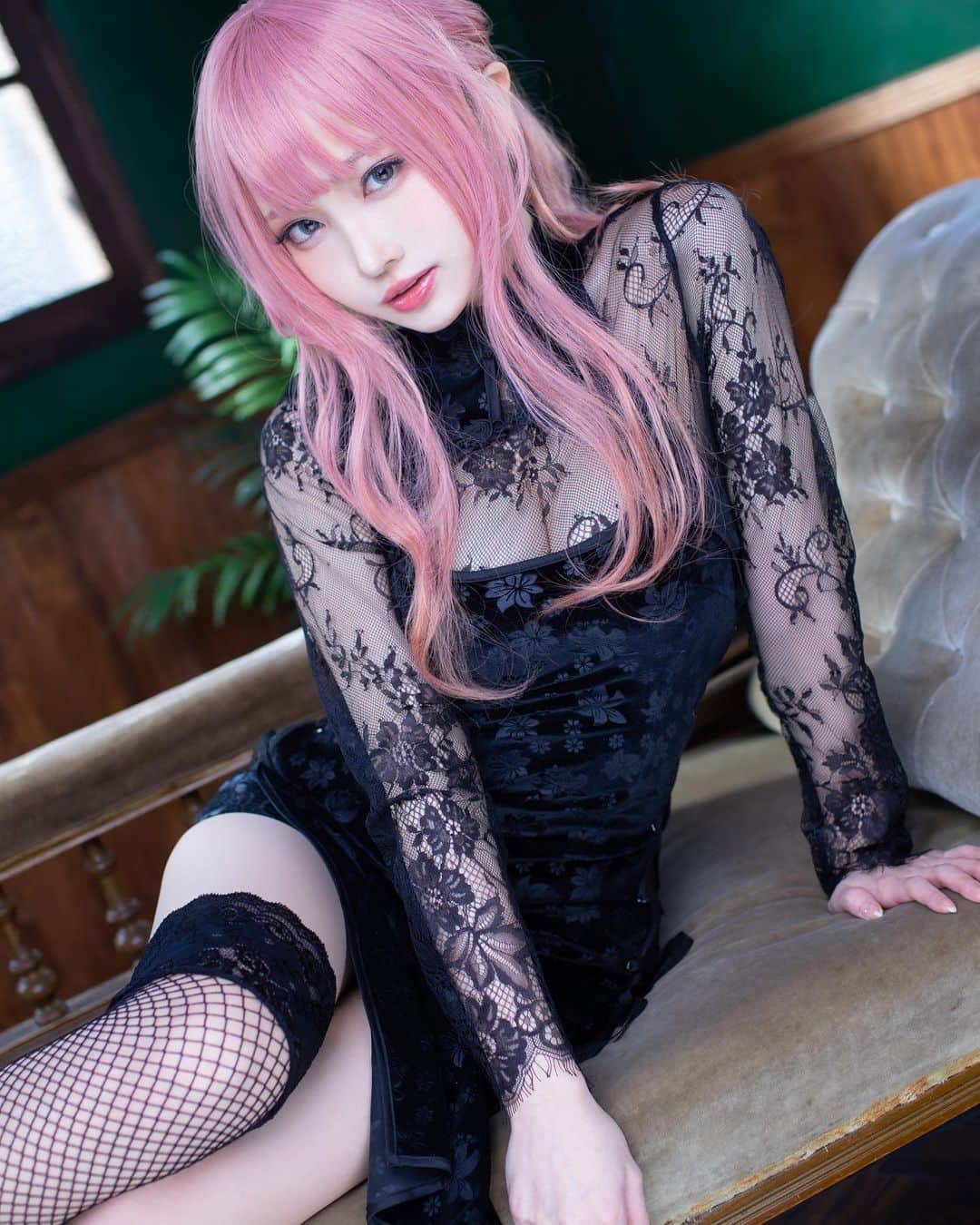 シスルのインスタグラム：「ピンク髪のお姉さん  . . . . . .  #cosplayer #cosplaygirl #photo #photography #japanesegirl #fashion #コスプレイヤー #ファッション #코스프레 #패션 #코디 #데일리룩 #角色扮演者 #pink #black #pinkhair #haircolor #makeup」