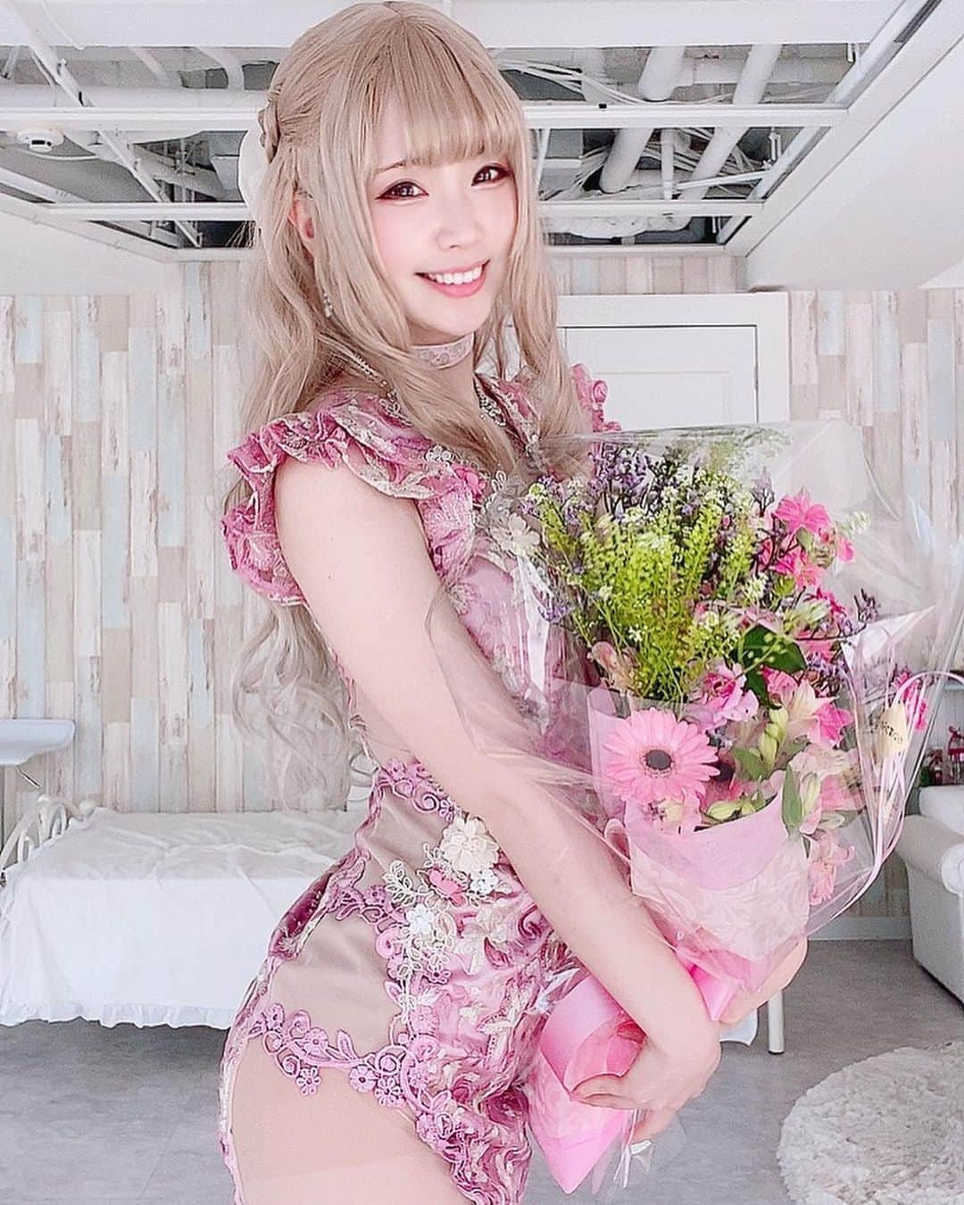 倉坂くるるさんのインスタグラム写真 - (倉坂くるるInstagram)「撮影会で誕生日祝いにと 綺麗な花束をいただいて 嬉しくて自撮り☺️💓 . #dress #ローブドフルール #コスプレ #コスプレイヤー #cosplay #cosplayer #cosplaygirl #japanesegirl  #japan_of_insta #followme #costume #coser」4月13日 9時31分 - kurasaka_kururu