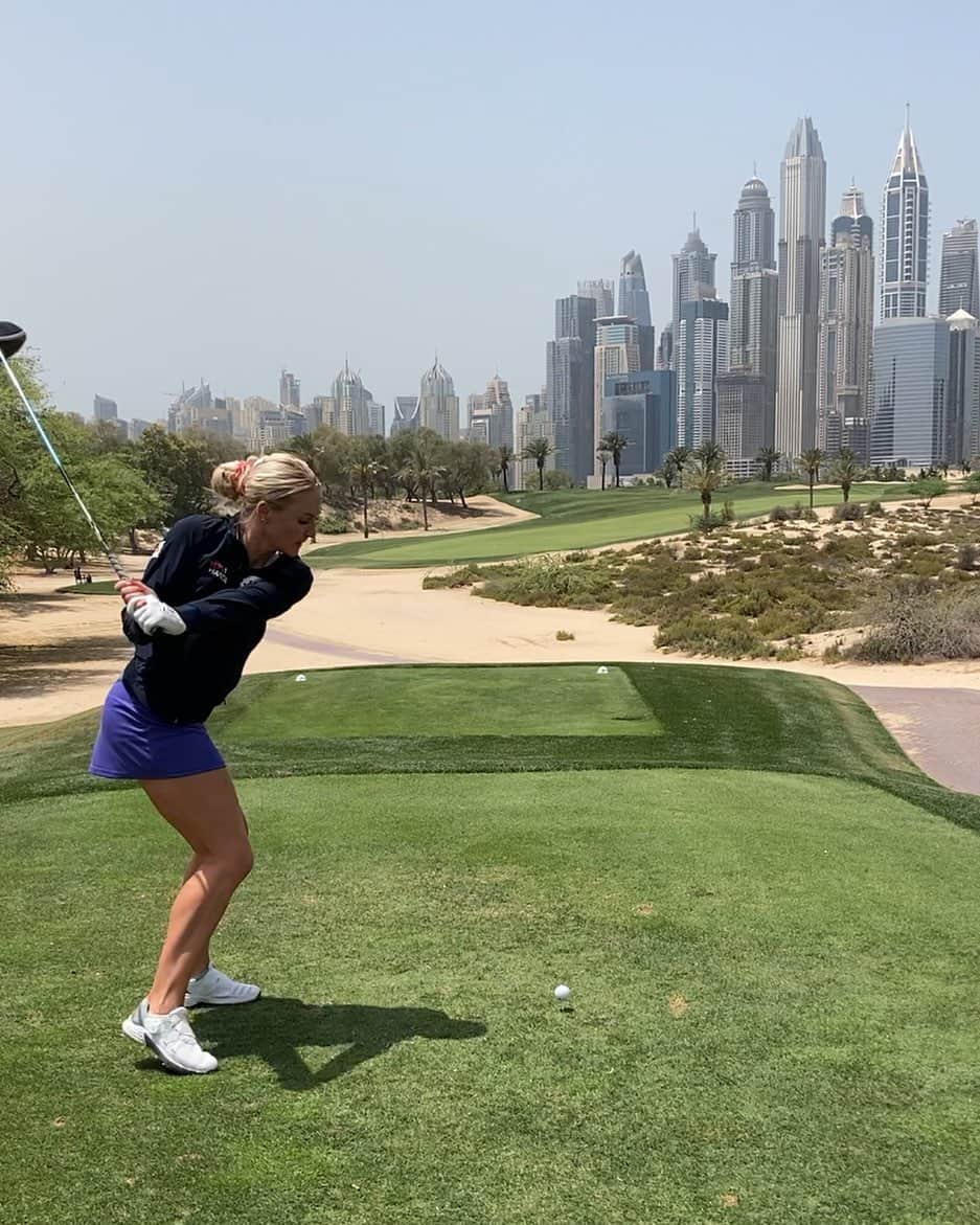 チャーリー・ハルのインスタグラム：「Mid swing. Great golf hole this. Cheers @emiratesgc for letting me play 9 holes. ⛳️ had to wear this jackets to stop me tan lines #golfingproblems」