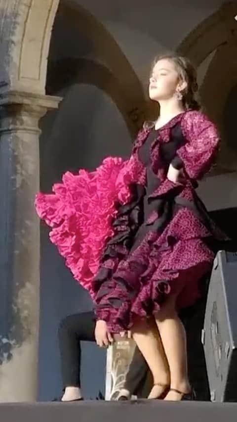 アイリーン・オルベラのインスタグラム：「Disfrutando la bata de cola... Gracias @lily.vestuarios !!! 🤗 ... #pequeñabailaora #feliz #flamenco #momentosinolvidables #cajitamagica❤️ #agradecida #video #baileflamenco #dancer #ireneolvera #art #love #igers #flamingo #happy #batadecola #aprendizaje #pasion #disfrutando」