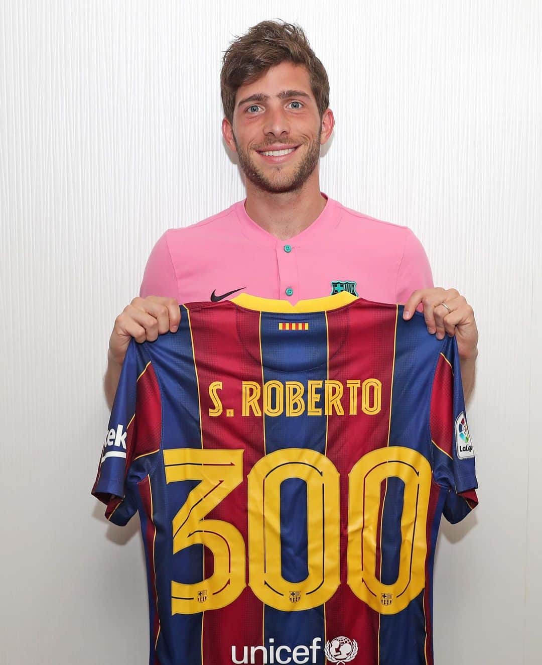 セルジ・ロベルトのインスタグラム：「Vaig arribar al @fcbarcelona quan tenia 14 anys i avui he jugat el partit 300 amb el club de la meva vida, espero que en siguin molts més i que estiguin plens d’èxit ! Agraït a tots els que m’han ajudat en aquest camí! Força Barça!🔵🔴」