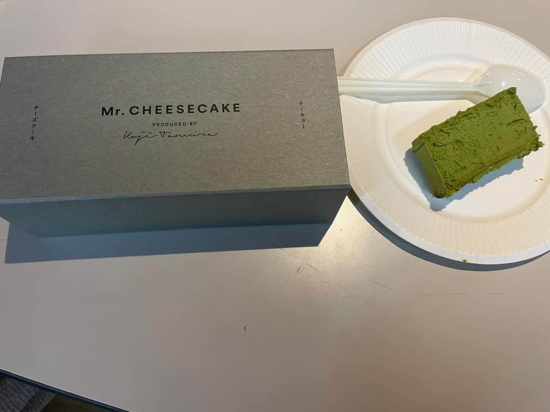 田辺智加のインスタグラム：「Mr.CHEESE CAKE 抹茶❤️ 半解凍で！！ 濃厚で美味しいね！ レシピも公開してくれてるから いつか作ってみたいよ！ #チーズケーキ #抹茶 #mrcheesecake」