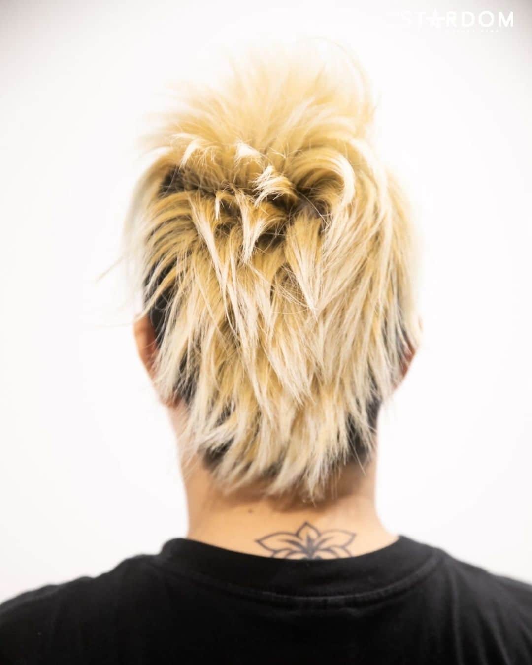 刀羅ナツコのインスタグラム：「Hair style. . . #stardomwrestling #oedotai  #大江戸隊 #natsukotora #刀羅ナツコ #hairstyle」