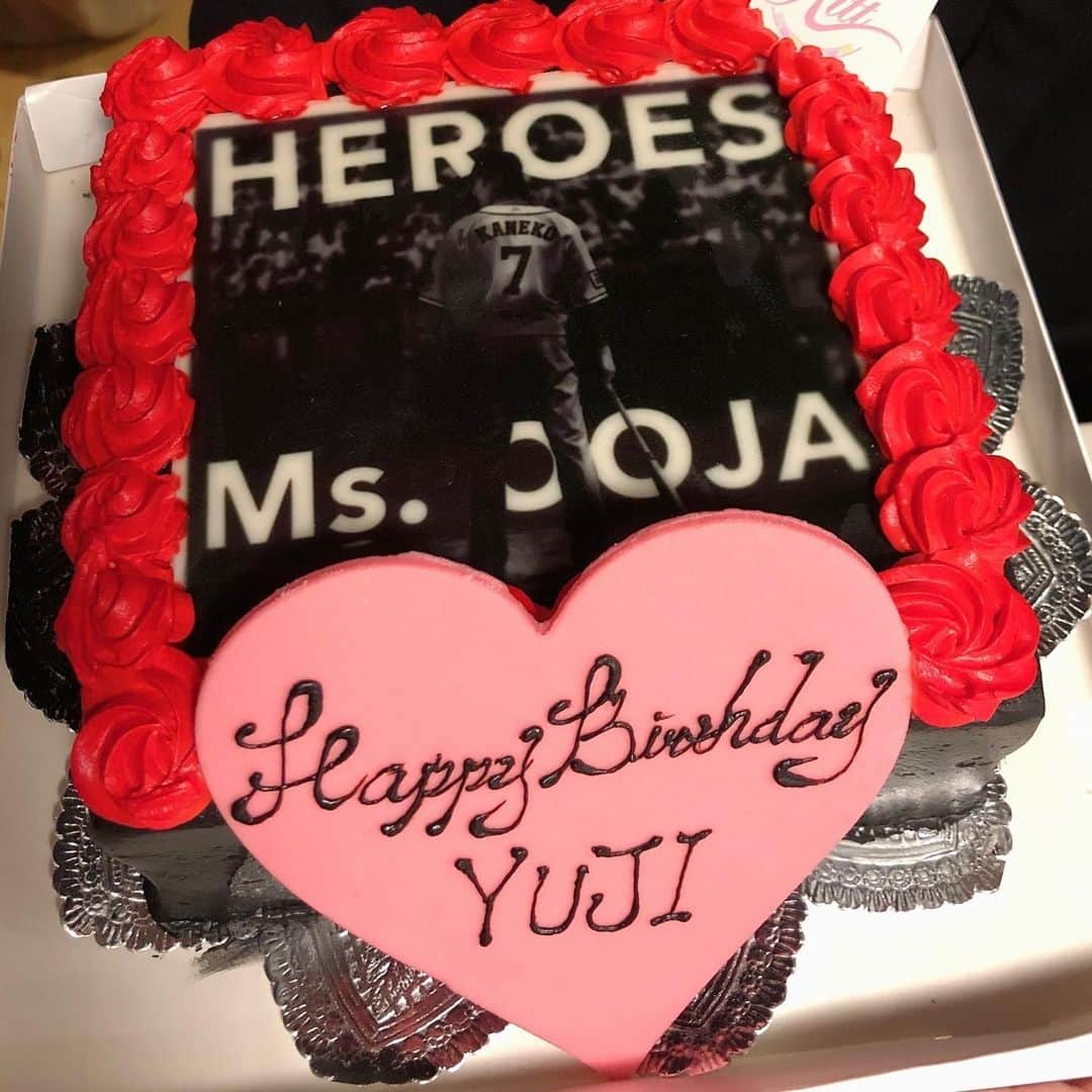 金子侑司のインスタグラム：「先月24日は誕生日でした🎊  たくさんのコメント ありがとうございます！  気付けばもう31歳に なりましたが、 健康に過ごせるように 心がけていきたいです🐱  可愛いケーキは友達から いただきました🙆‍♂️✨」