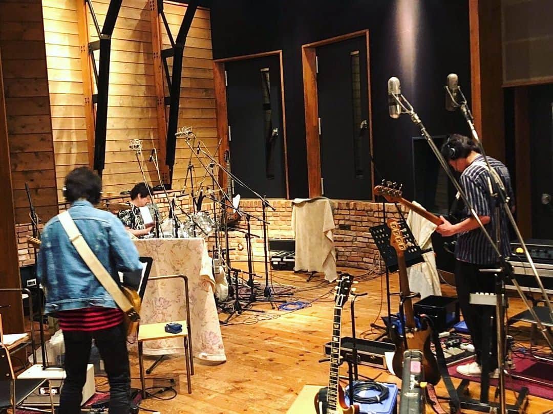 和田唱さんのインスタグラム写真 - (和田唱Instagram)「トライセラトップスが、林によると3年3ヶ月ぶり？にスタジオに戻って参りましたー！！俺達としては正に“GLITTER/MIRACLE”のレコーディング以来。まずは2曲完成させて、何らかの形で発表します。その後、ツアーも挟みつつアルバム制作に入るよー！！💪💪（撮影: 大森洋のiPhone） #トライセラトップス #triceratops #和田唱 #林幸治 #吉田佳史」5月11日 1時23分 - sho_wada_triceratops