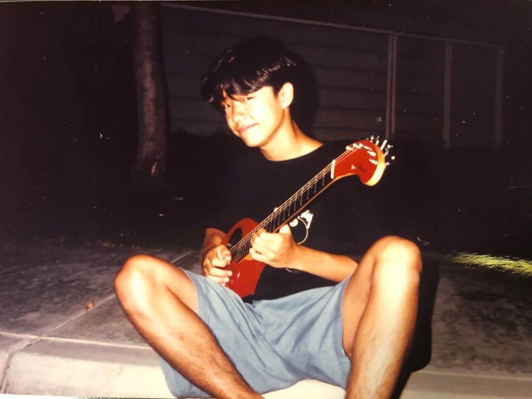 和田唱さんのインスタグラム写真 - (和田唱Instagram)「6月9日、ロックの日ってことで。改めてロックに、そしてギターに感謝！！m(_ _)m 出会ったことで一体どれだけ楽しい思いをさせてくれただろう！夢を叶えてくれただろう！！というわけで、初期衝動ハンパない時代の写真を。1992年。（どこだろ？？）夏ですね。17歳になる歳ではありますが、まだ16歳です。TシャツがSTUSSYですね。めっちゃ流行ってました当時。  #和田唱  #1992年  #stussy  #zo3  #ロックの日  #もう過ぎてるけど」6月10日 0時47分 - sho_wada_triceratops