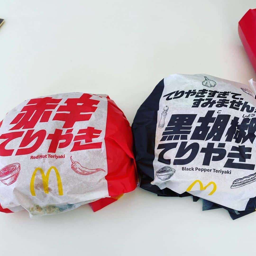 山根良顕のインスタグラム：「タンパク質も炭水化物もめーいっぱいとります！ 助かります！てりやき大好き❤ #McDonald」