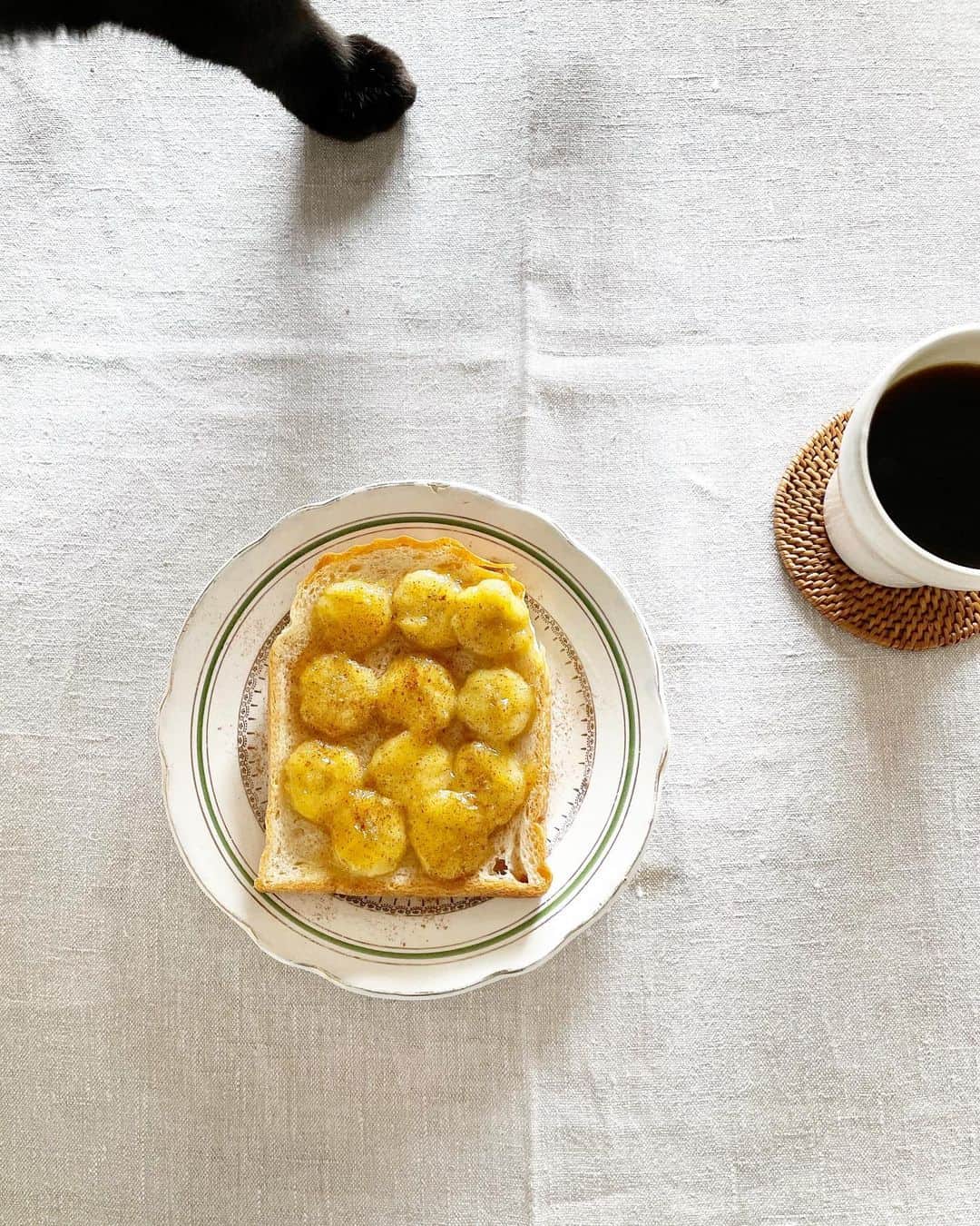 猫沢エミさんのインスタグラム写真 - (猫沢エミInstagram)「以前、よく作っていた塩バターキャラメリゼのバナナトーストを作る朝。 シュガースポットが出過ぎて、まさに今日が食べどきって