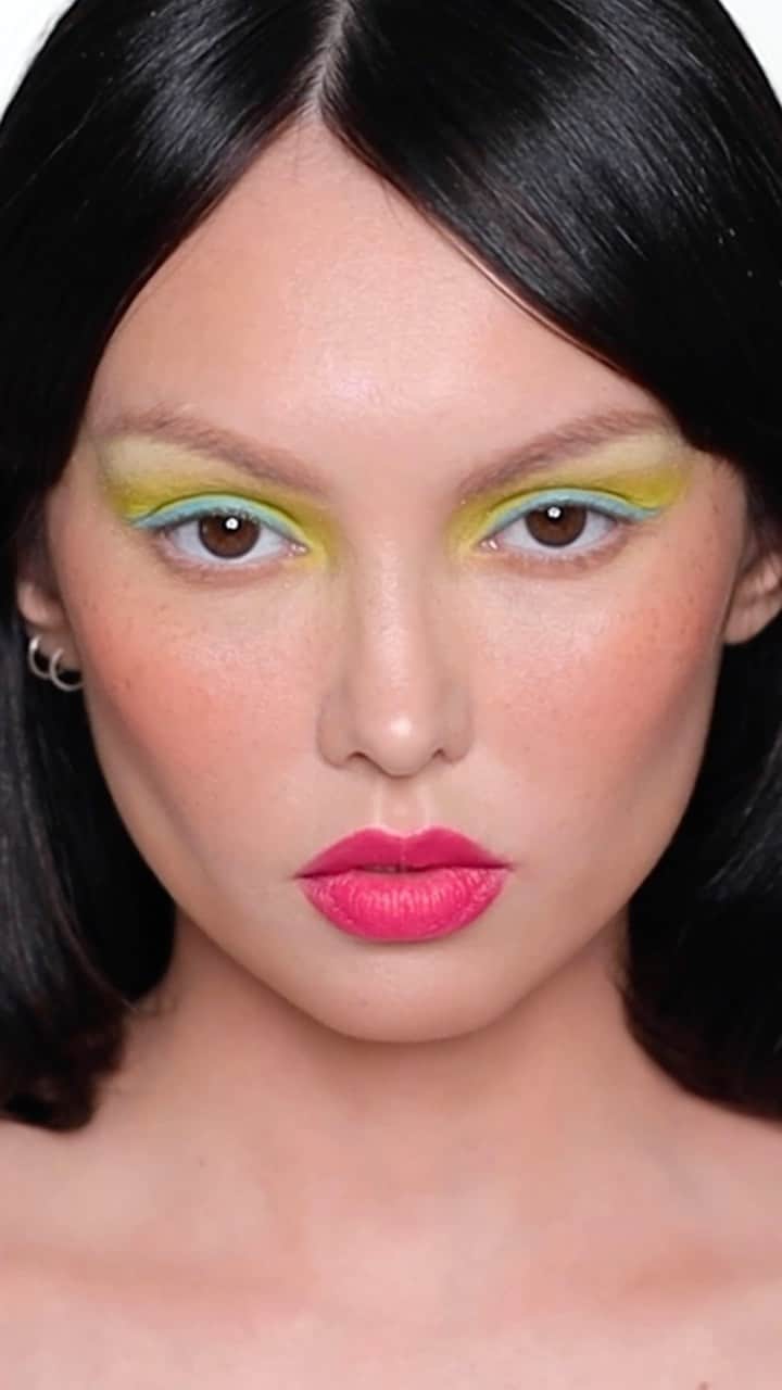 Hung Vanngoのインスタグラム：「“Summer Brights Makeup” video with the beautiful #KirstenKilponen (@kirstenkilponen ) is now up on my #YouTube channel. Link is in my bio. All product credits are in the video and the video description! xx  Preditor @ninomars  Assisting @sooparkmakeup @tsuyo_sekimoto」