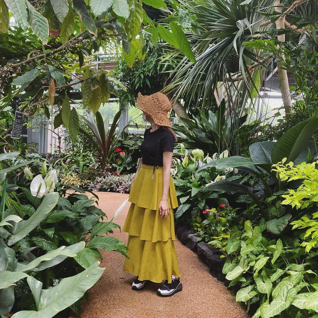 ぐでみなみのインスタグラム：「. 植物園散歩🌴🐈‍⬛  tops @uniqlo_jp   skirt @grl_official   suspender お母さんのお下がり  #プチプラコーデ  #夏コーデ #grl #グレイル #uniqlo  #ユニクロ」