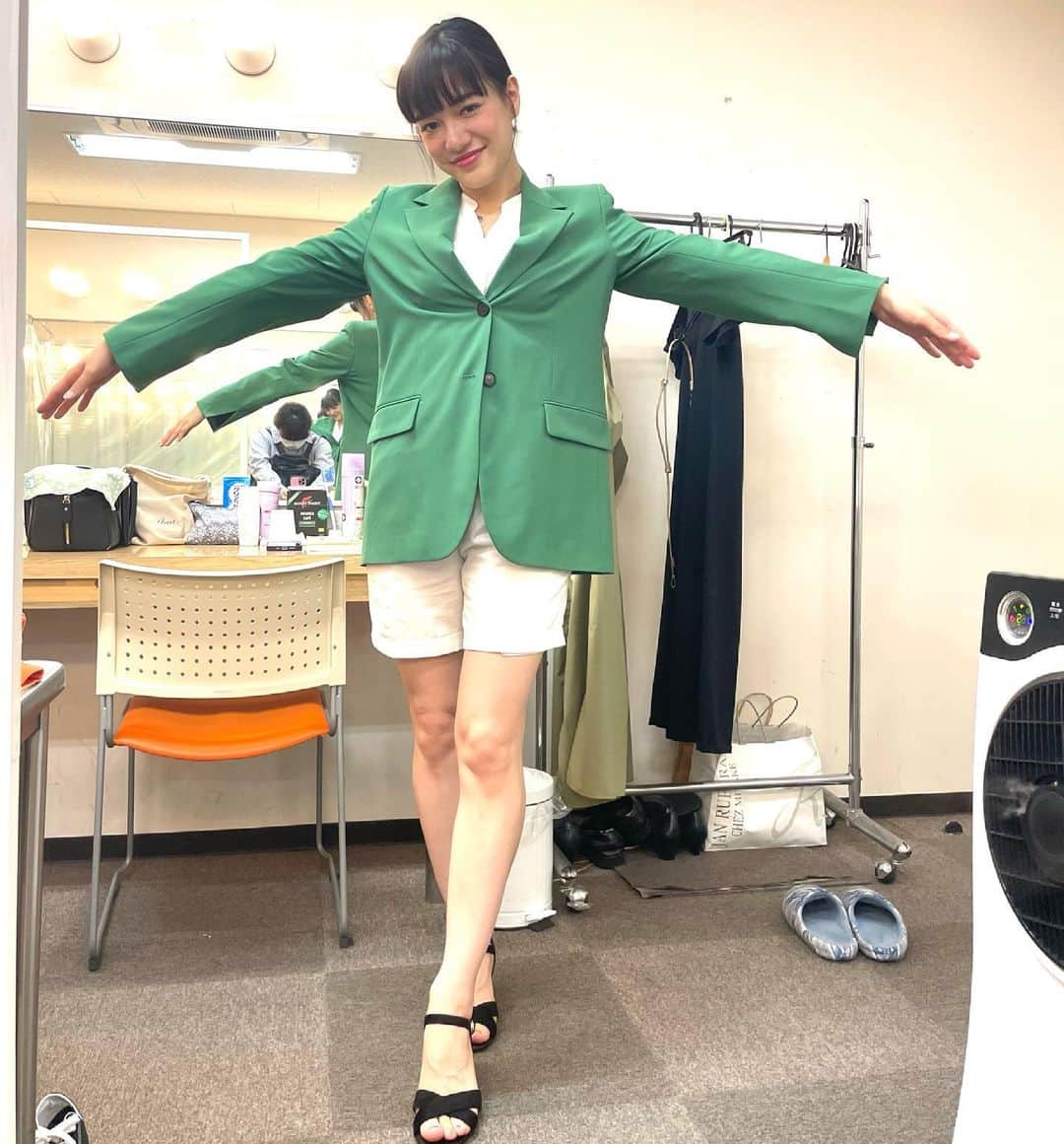 森田まりこのインスタグラム：「新喜劇1、綺麗な脚の人🦵 ・ #生脚 #ストッキング履いてないよ #加工無し ・ #金原早苗」