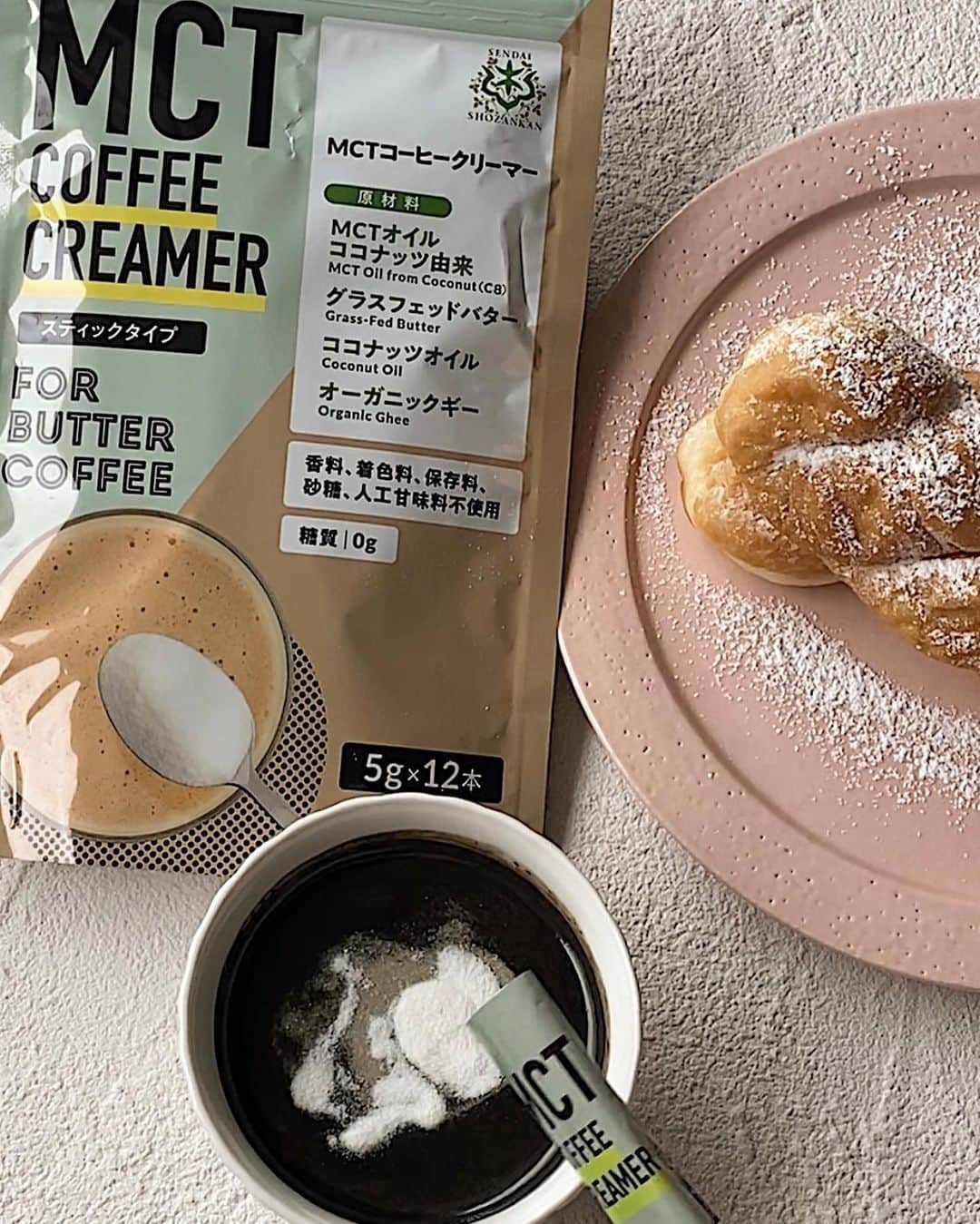Yuuki mimuraのインスタグラム：「☕️“  いつも飲んでいるコーヒーに スティック一本を入れるだけで 本格バターコーヒーが作れる🧈 「仙台勝山館 MCTコーヒークリーマー」𖠚ᐝ ( @shozankancocoil )  ダイエッターに人気なバターコーヒー。  バターコーヒーに必要な材料が このスティックに凝縮されてます🤍 香料や着色料、保存料は使わず、 砂糖、人工甘味料も不使用なので糖質もゼロ🙆🏼‍♀️  味もまろやかで美味しい🤤🤍  持ち運びに便利なスティックタイプで お家ではもちろん、 外出先でも手軽にバターコーヒーが作れるのが嬉しい🙆🏼‍♀️“  MCTコーヒークリーマー3袋セットが 100円オフになるクーポンをいただいたので 気になる方は是非チェックしてみてください✨ 　販売ページリンク：https://bit.ly/2QEv0dq 　クーポンコード：st3 ☑︎クーポン期限は7/31まで🗓  #sponsored #castme_jp #仙台勝山館 #勝山ネクステージ #MCTで健康になろう #MCTコーヒークリーマー」