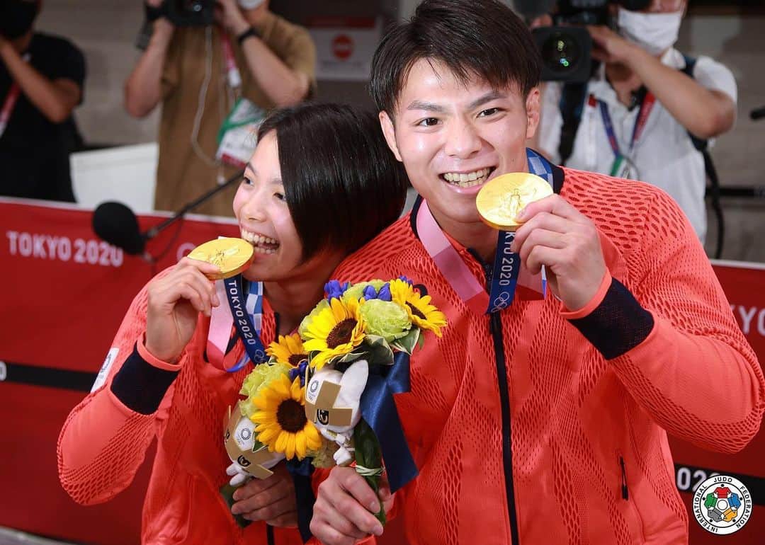 阿部一二三のインスタグラム：「. オリンピック史上初兄妹同日金メダル🥇 兄妹のもう一つの夢である東京オリンピックで金メダルを取る事ができました！ 2人で切磋琢磨して成長する事で掴み取った金メダルだと感じています。 沢山の方々の支え、応援があり兄妹で歴史を創る事ができました。 これからも2人で新たな歴史を築きあげていきます！ 沢山の応援、本当にありがとうございました！ #Tokyo2020 #goldmedal #金メダル #柔道 #JUDO #Brotherandsister #Olympicchampion #thankyouforyoursupport」