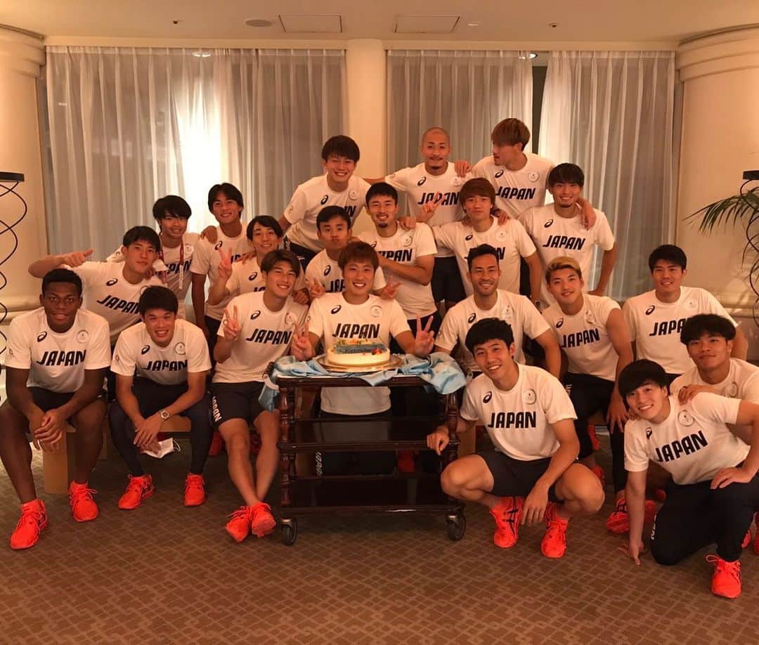 堂安律のインスタグラム：「Go next round 🔥🔥🔥@japanfootballassociation  誕生日おめでとう！ @keisuke.osako」