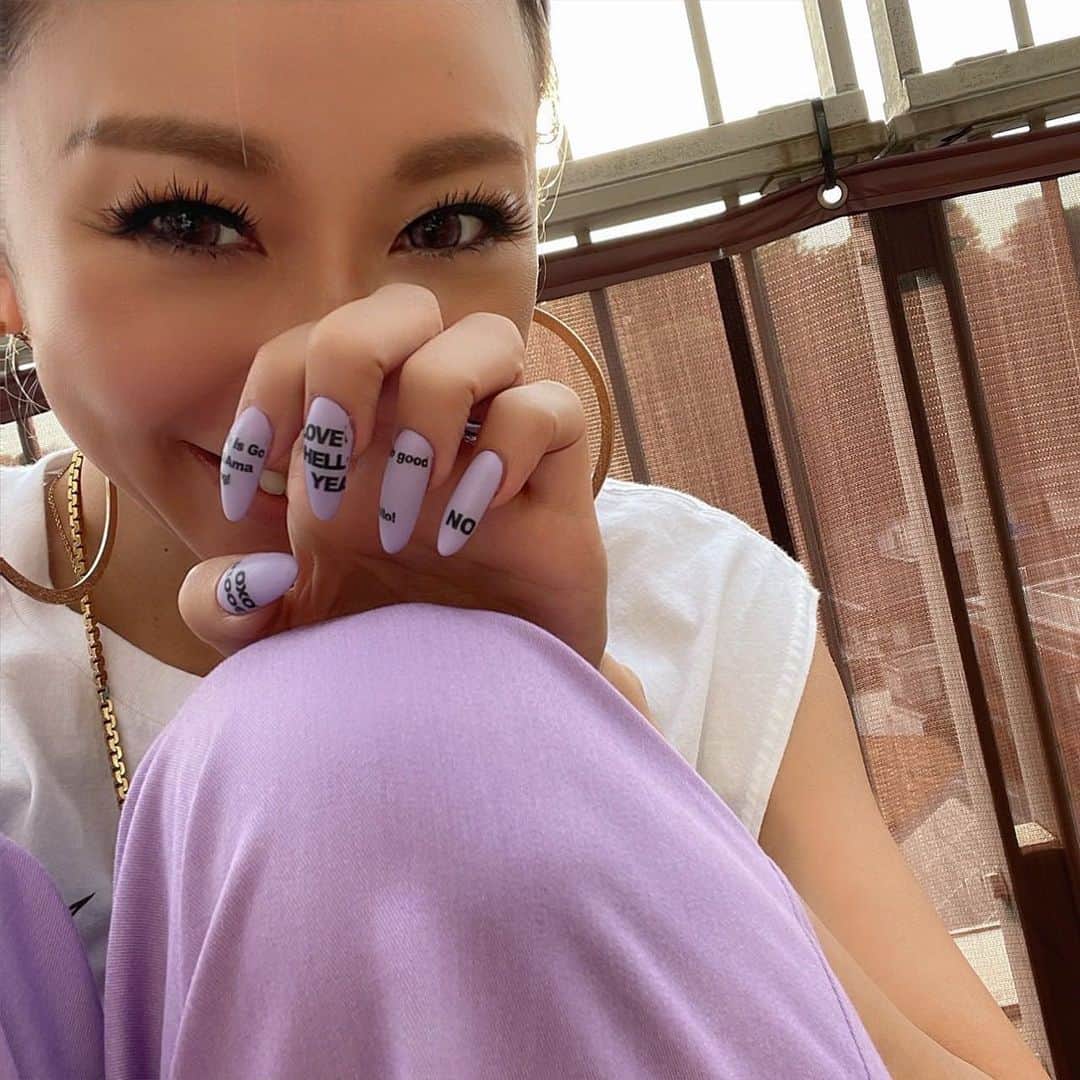 倖田來未さんのインスタグラム写真 倖田來未instagram「 New Nails💅 Purple 💜 やっぱりパステルカラーが好き💜 ⁡ 爪が 家事してたら 真ん中から