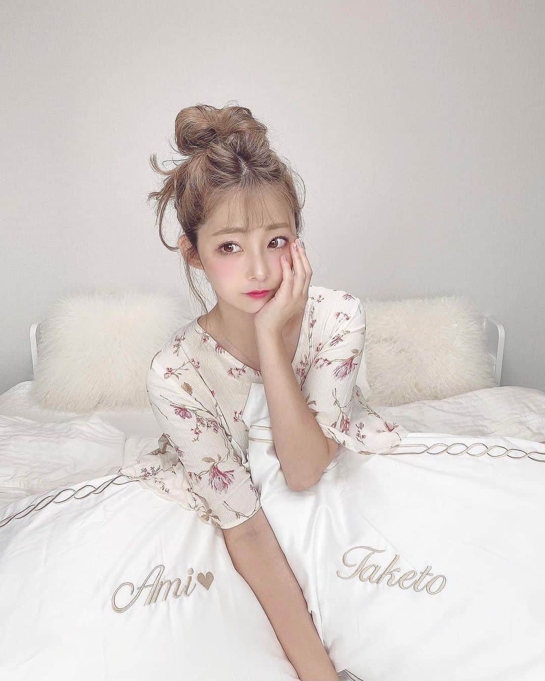 横田亜美さんのインスタグラム写真 - (横田亜美Instagram)「. 新婚祝いにもぴったりな 名前入れれる枕カバー🛏💤 . 同じ枕使ってる