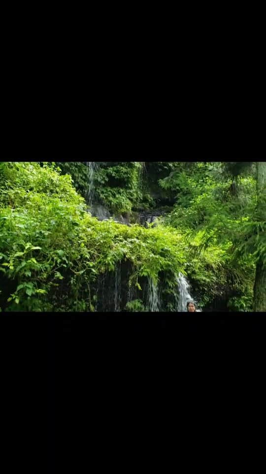 中岡創一のインスタグラム：「小さい滝と中岡  小滝を見つけましたので  ちょいとうたれましたよ  #自然の中に中岡という異物混入 #中岡にみつかった滝がかわいそう #でもスッキリするな #いいねもらっとけ」