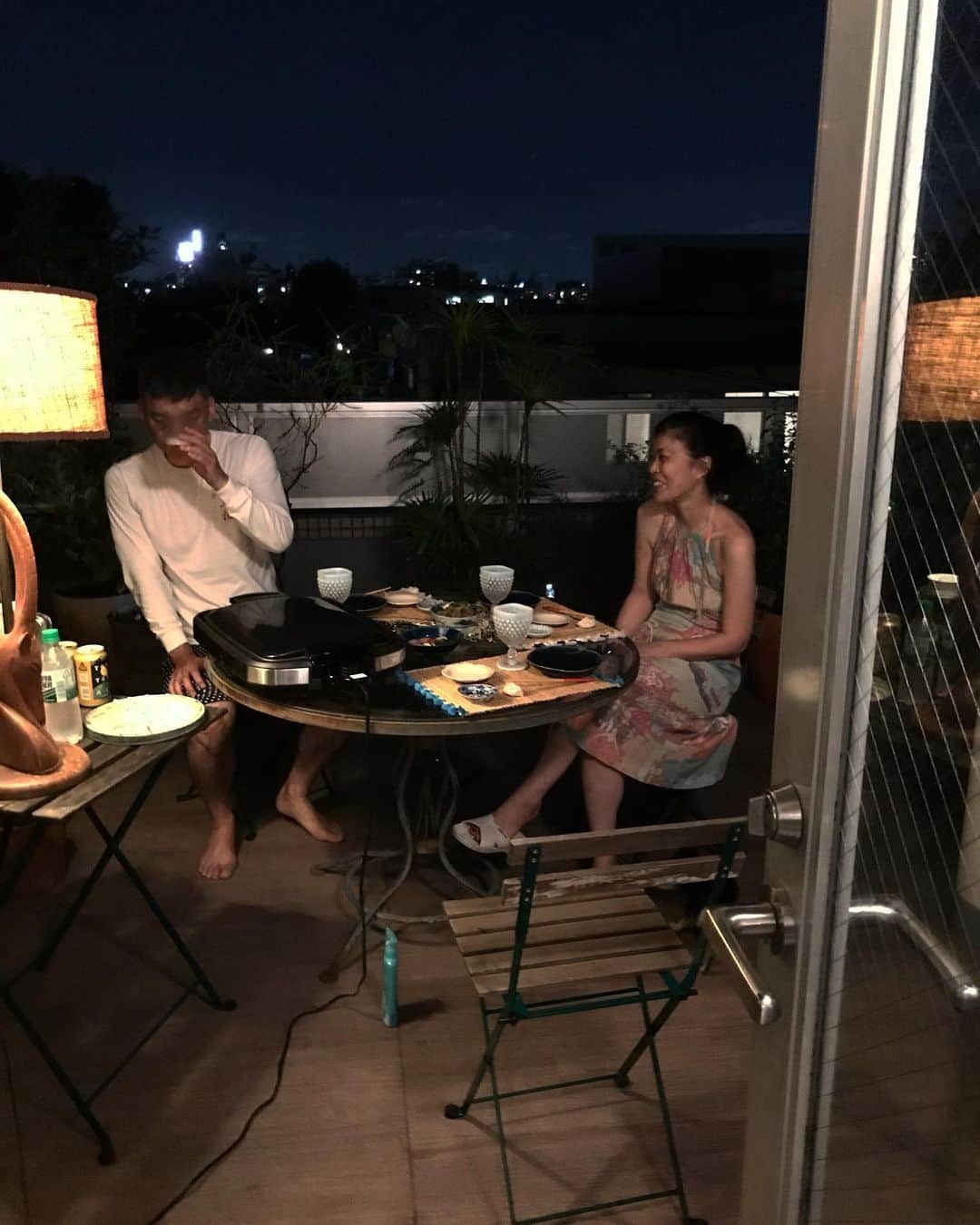 丸山敬太のインスタグラム：「今日の東京は一日中暑かったけど 夜風が気持ち良い夜になったので テラスで餃子を焼いた。^_^ 餃子包むのは案外得意。  外で食べるご飯は美味しい。」