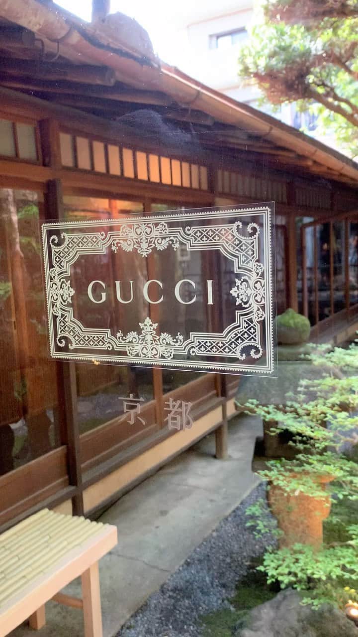 SPURのインスタグラム：「グッチ創立100周年のスペシャルイベントが京都で始まりました。ブランド発祥の地・フィレンツェと姉妹都市である京都を繋ぐ舞台は、三条町の有形文化財「旧川崎家住宅」。 和洋折衷のデザインも魅力的な邸宅が、GUCCIの美学に染まってゲストを迎えます。グッチ　デコールの家具や壁紙が彩るエントランス隣のライブラリーに始まり、「竹節庵」と名付けられた茶室が見事。小さな竹林に風が吹き抜ける坪庭に、四代田辺竹雲斎さんによる竹のアート作品も必見。京の風景とバンブーハンドルのバッグが溶け合い、高め合う化学反応を今夏、体感して。 入場は予約制、無料。8月15日まで。  #GucciinKyoto #GucciBambooHouse #GucciAria @gucci」