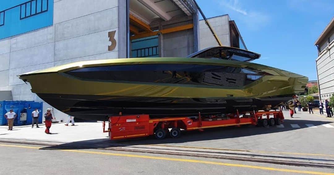 コナー・マクレガーのインスタグラム：「My Lamborghini yacht is ready」