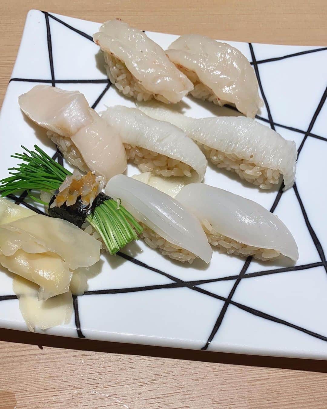 前田裕太のインスタグラム：「三四郎の相田さんに寿司連れてってもらって好きなもの頼んだらめちゃくちゃ白かった。 こうなってくるの芽ネギを頼んだ事が悔やまれる。」
