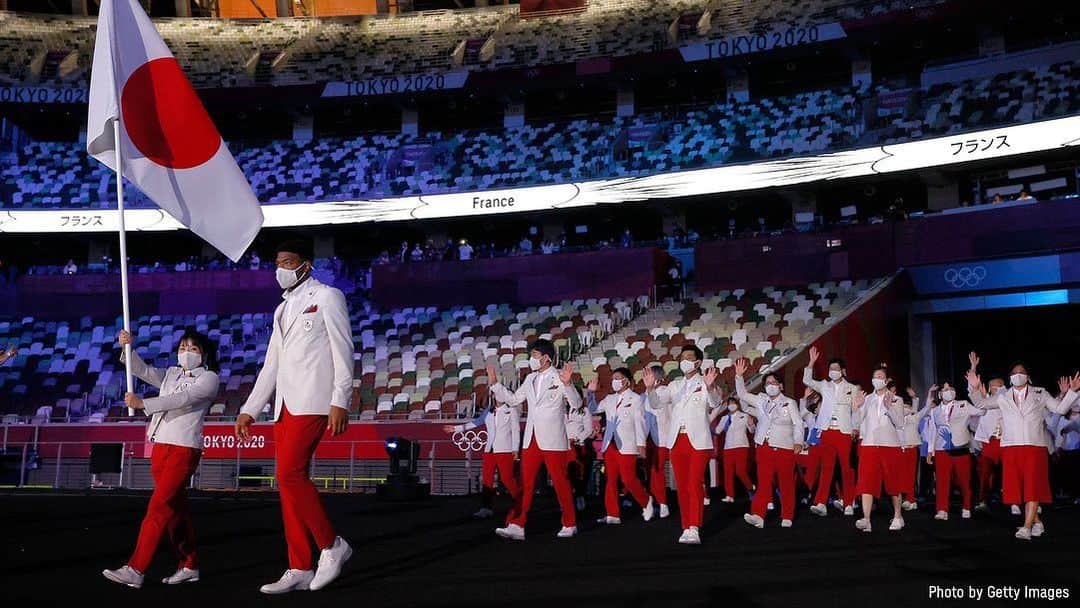 須崎優衣のインスタグラム：「東京オリンピックの開会式で旗手を務めさせて頂きました✨ ・ いよいよ東京オリンピックが始まりました🇯🇵 日本チームの活躍がすごく力になり、毎日沢山のパワーをもらっています💪 ・ 最高の舞台で私も一番に輝けるよう頑張ります🥇💪🔥 ・ また多くの方々のご協力のおかげで東京オリンピックの舞台に立てたことに本当に感謝しています！ 恩返しをできるよう頑張ります💪✨ チームJAPANの応援よろしくお願い致します🇯🇵✨ ・ #東京オリンピック #東京オリンピック2020 #2020 #tokyo2020 #tokyoolympics #オリンピック#開会式」