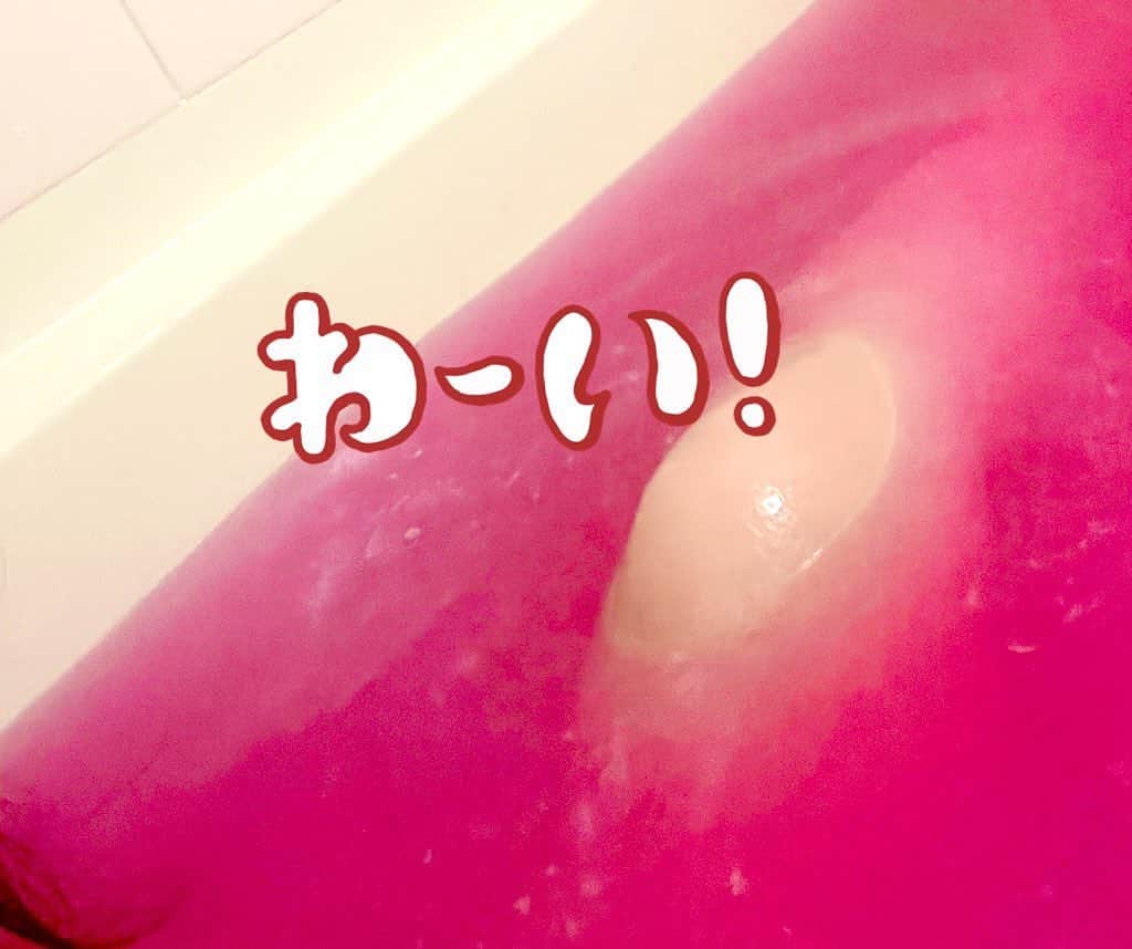 伊織涼子のインスタグラム：「ファンの方から プレゼント🎁入浴剤  めっちゃピンク😆」