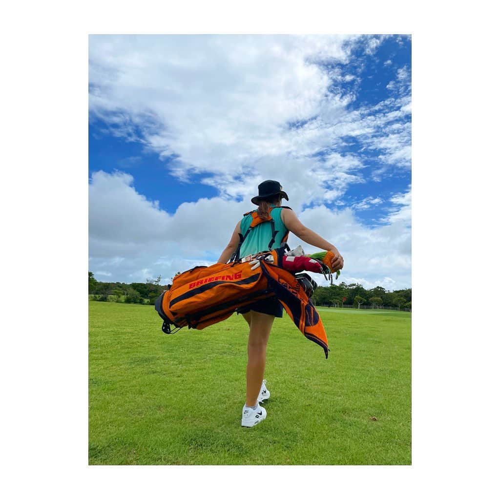 宮里美香のインスタグラム：「** Blue sky in Okinawa🌺  久しぶりに担いでショートコースをラウンド⛳️ 練習の時は、@briefing_official さんのスタンドバッグを使ってます！ このオレンジカラーがお気に入り🧡  #golf #bluesky #okinawa  #briefing #briefinggolf #briefingbag  #orange #golfbag  #沖縄の空 #とっても綺麗  #久しぶりに #担いで #ショートコース  #ブリーフィング #ブリーフィングゴルフ  #ブリーフィングバッグ #オレンジ」