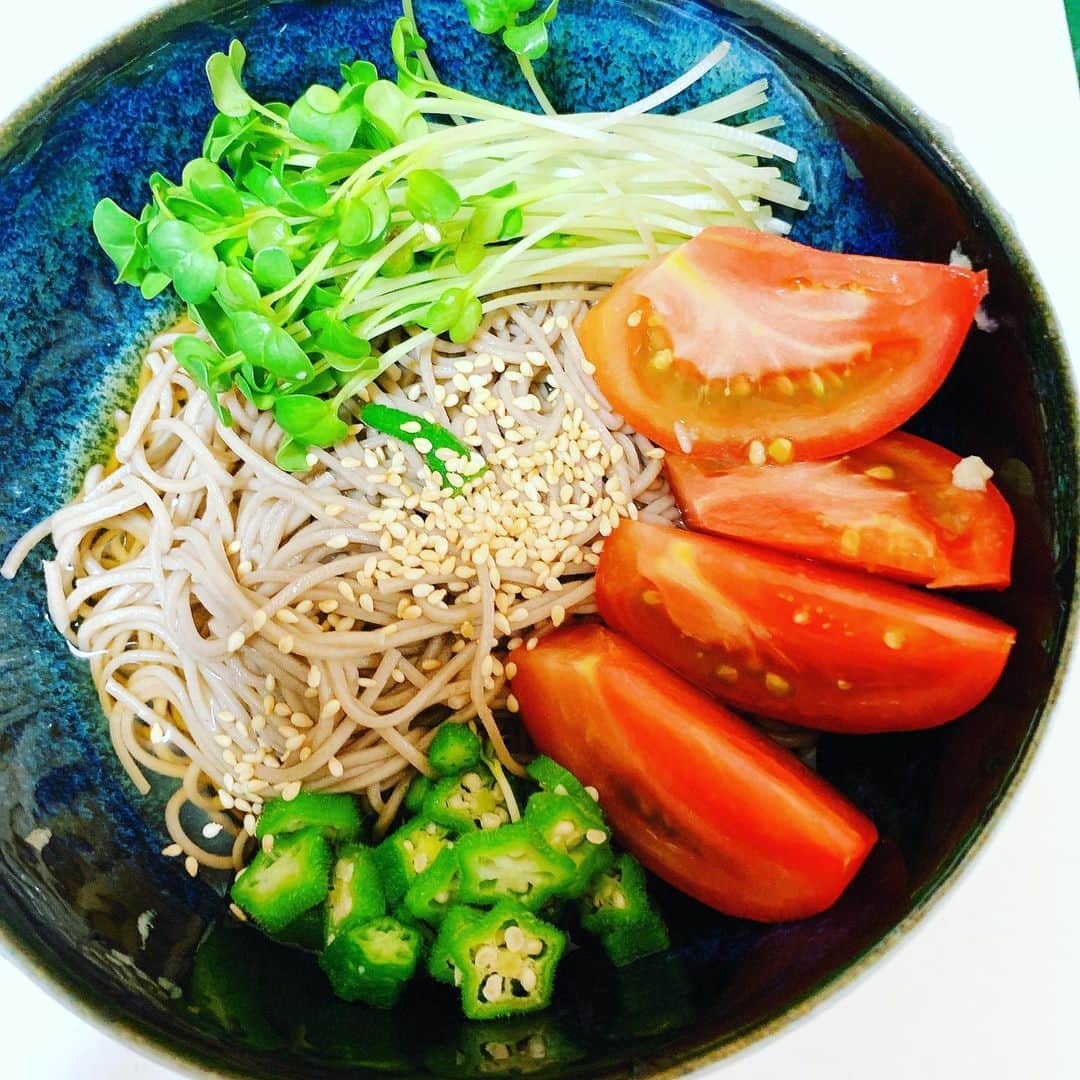 小松利昌のインスタグラム：「本日の昼食は、 冷蔵庫の余り物ぶっかけ蕎麦！  #蕎麦 #自炊 #自炊おじさん」