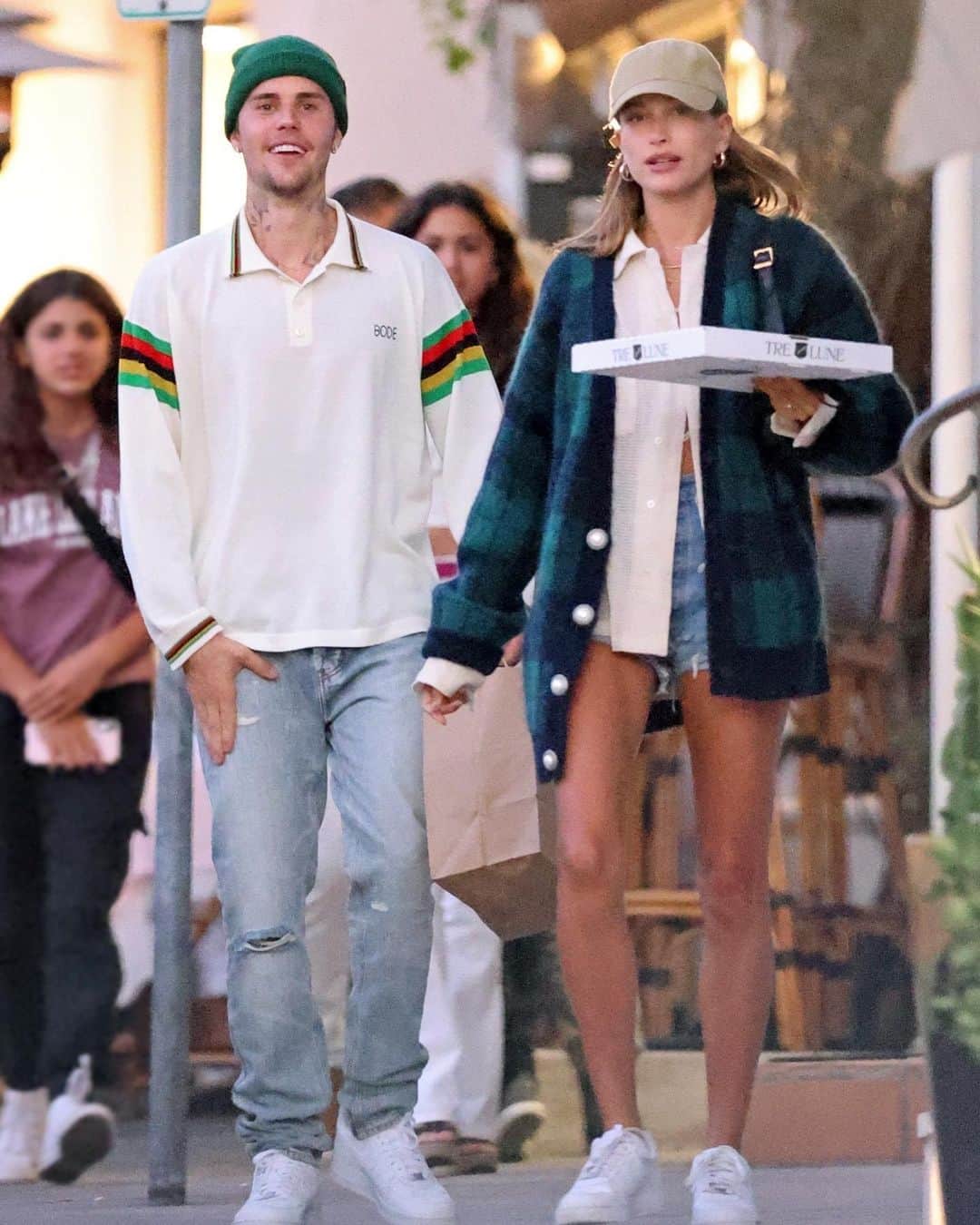 Just Jaredのインスタグラム：「@justinbieber was all smiles while picking up pizza to-go with wife @haileybieber. The couple has been spending time in Montecito this week! #JustinBieber #HaileyBieber Photos: Backgrid」