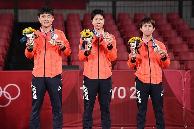 張本智和のインスタグラム：「東京オリンピック男子団体 銅メダル獲得しました🥉 この瞬間のために頑張って来たので最高の気分です！ 本当に頼もしい先輩方でした✨ シングルスの悔しさも晴らせてとても嬉しいです💪 たくさんの応援ありがとうございました！」
