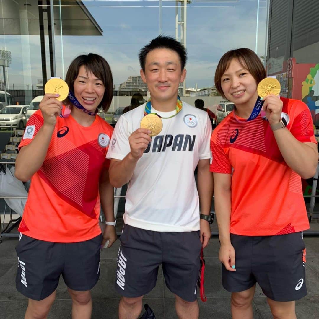 川井梨紗子のインスタグラム：「. 金浜コーチだけでなく、全日本コーチ、スタッフの皆様にも大変大変お世話になりました。(写真を撮れてない人もいます🙏🏻) 私達が金メダルを獲るために、指導だけでなくいろいろな方面からのサポートをしていただきました。感謝しかありません！本当にありがとうございました😊🙏🏻」