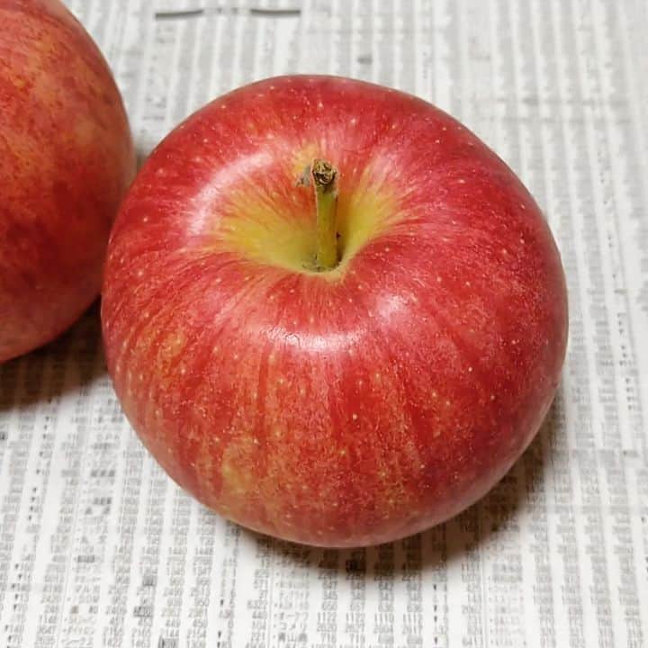 gakuのインスタグラム：「🍎applecarving ずっと時計回りですが、途中から反時計回りに見える。 眼の錯覚  #フルーツカービング #carving #apple#applecarving #fruitcarving #fruit #野菜アート #野菜彫刻 #果物アート  #果物彫刻」