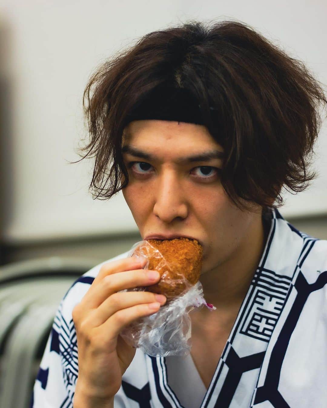 生田斗真のインスタグラム：「⁡ おはようございます カレーパン食べ」