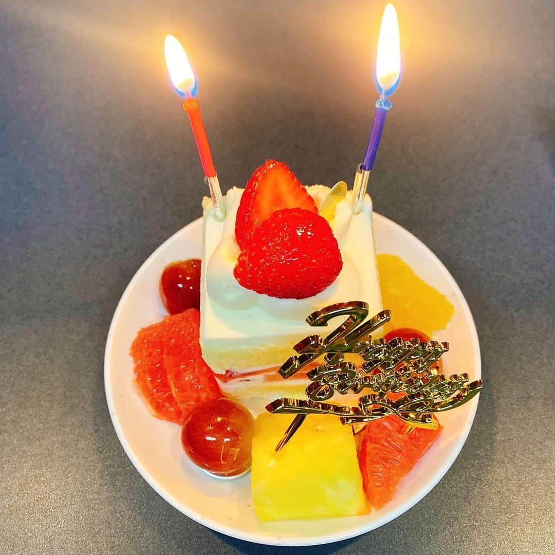 千葉翔也のインスタグラム：「ナレーション現場でサプライズもらった🎂  ヴィジュアルプリズンの事も知ってくださっていて、嬉しかったなぁ  誕生日の8月29日までまだまだだけど、今年の誕生日は楽しくなりそうと思えました。  #ケーキ」