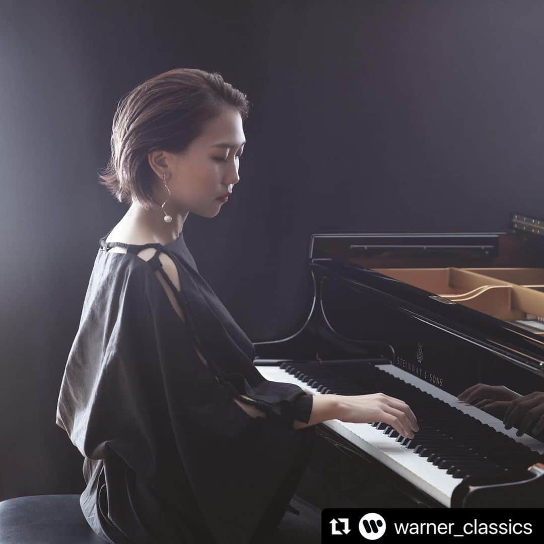 小林愛実のインスタグラム：「#Repost @warner_classics with @make_repost ・・・ Aimi Kobayashi (@aimi923) plays Chopin's "Raindrop" Prelude, from his 24 Preludes, Op. 28, in the new single from her upcoming album. Listen with the link in our bio or on your preferred streaming platform! 🎹⁣ ⁣ As Aimi explains, "In Japan, where I grew up, it is impossible to avoid Chopin’s music! ... All pianists start playing and getting to know his music from a very young age. Therefore, he becomes an essential part of your life very naturally."⁣ ⁣ 💿 Album out August 27th.⁣ ⁣ #newmusic #newmusicfriday #chopin #classicalpiano #classicalmusic #aimikobayashi」