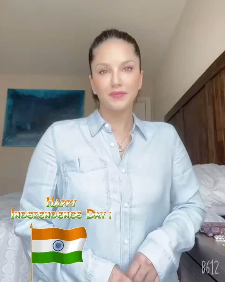 サニー・レオーネのインスタグラム：「🇮🇳Happy Independence Day India 🇮🇳 To celebrate this day of Pride, @starstruckbysl is offering upto FLAT 50% OFF on all cosmetics!!  Offer valid only on www.starstruckbysl.com and till tonight 12am IST. . . #SunnyLeone #crueltyfreemakeup #crueltyfree #cosmetics #independenceday🇮🇳 #luxurymakeup」