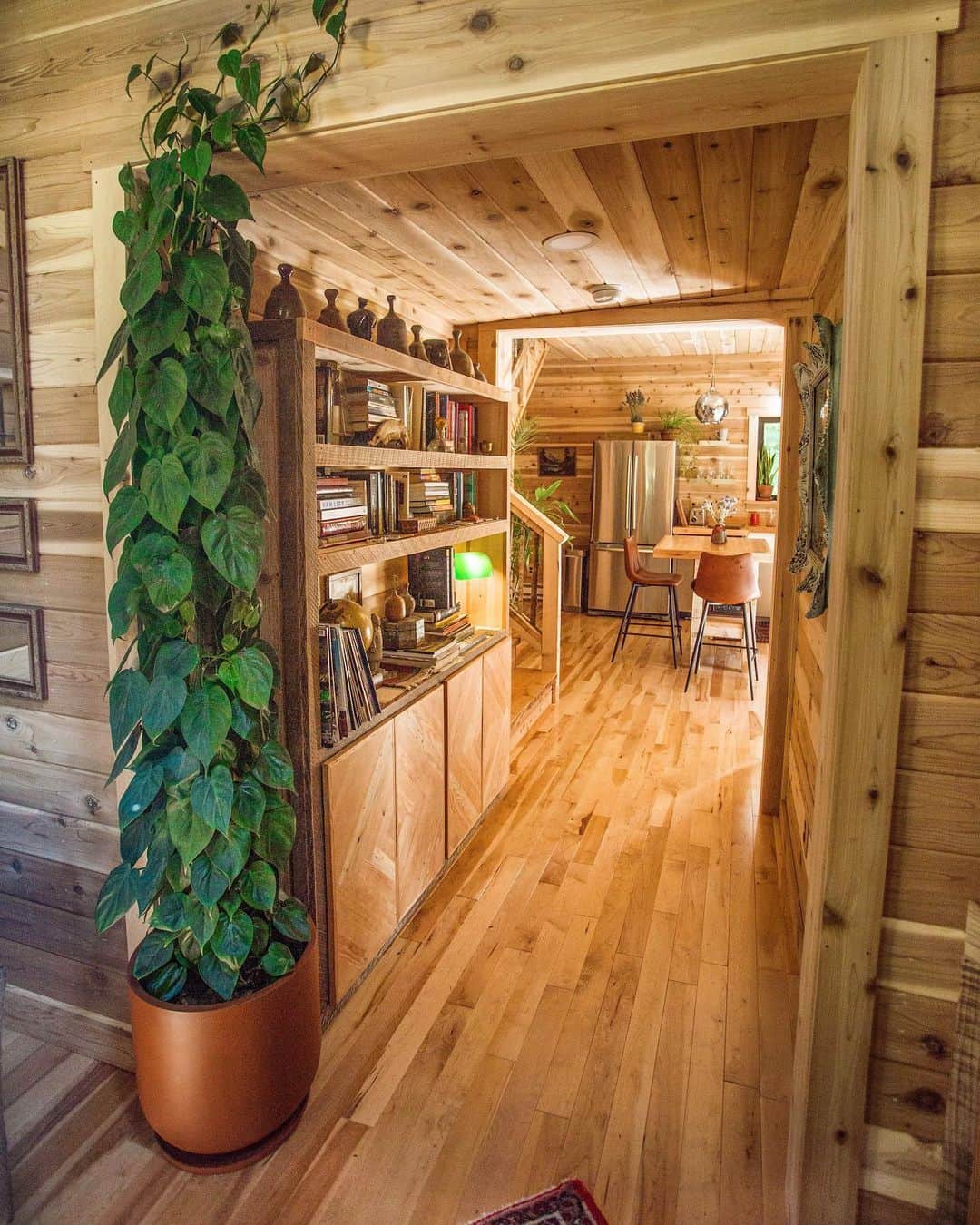 サラ・ジーン・アンダーウッドのインスタグラム：「One of my favorite spots in the new cabin 😍 @jacobwitzling made all of this by hand, wtf babe you’re so sexy 🤤 . #cabin #interiordesign #bookshelf #woodworking」