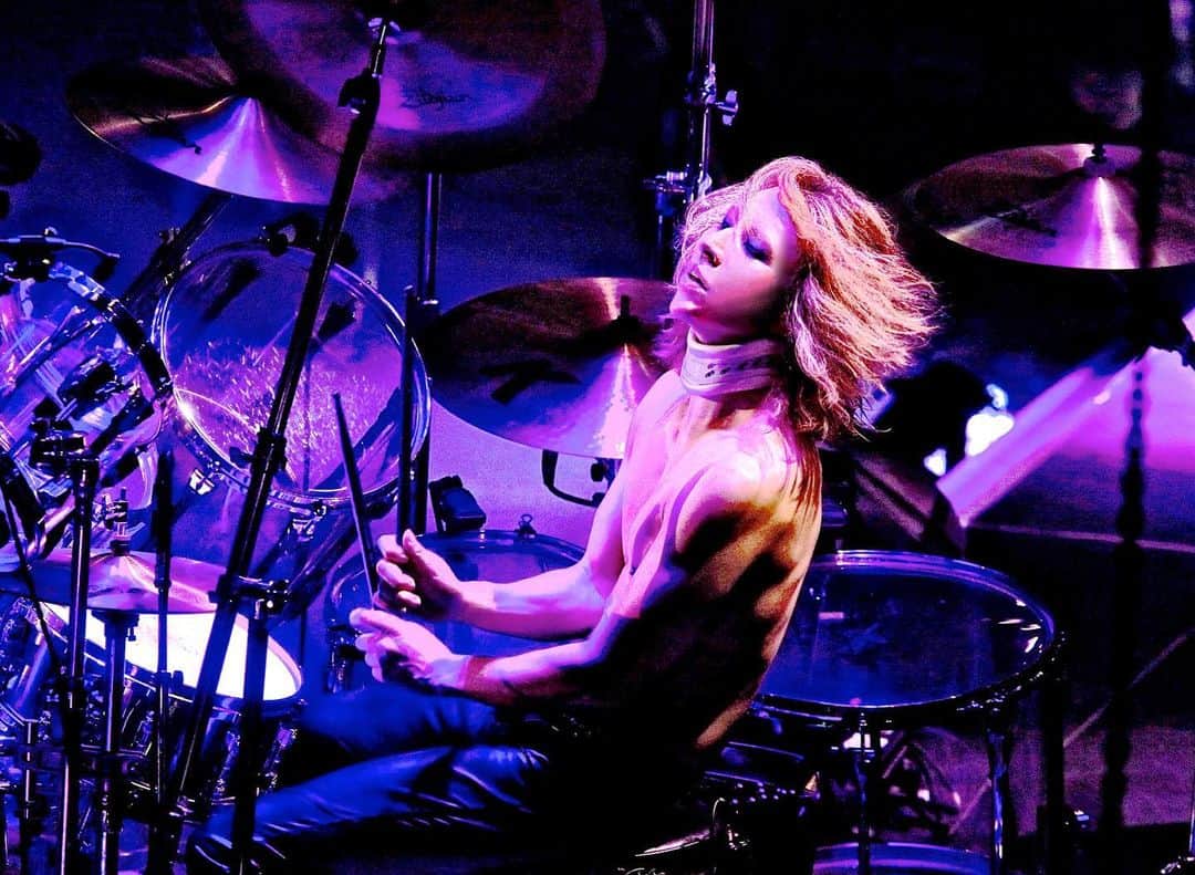 YOSHIKIのインスタグラム：「Drummers are behind-the-scenes support..I guess! ドラマーは縁の下の力持ち.. 多分！ X YOSHIKI  #drummer #pianist #yoshiki #xjapan」