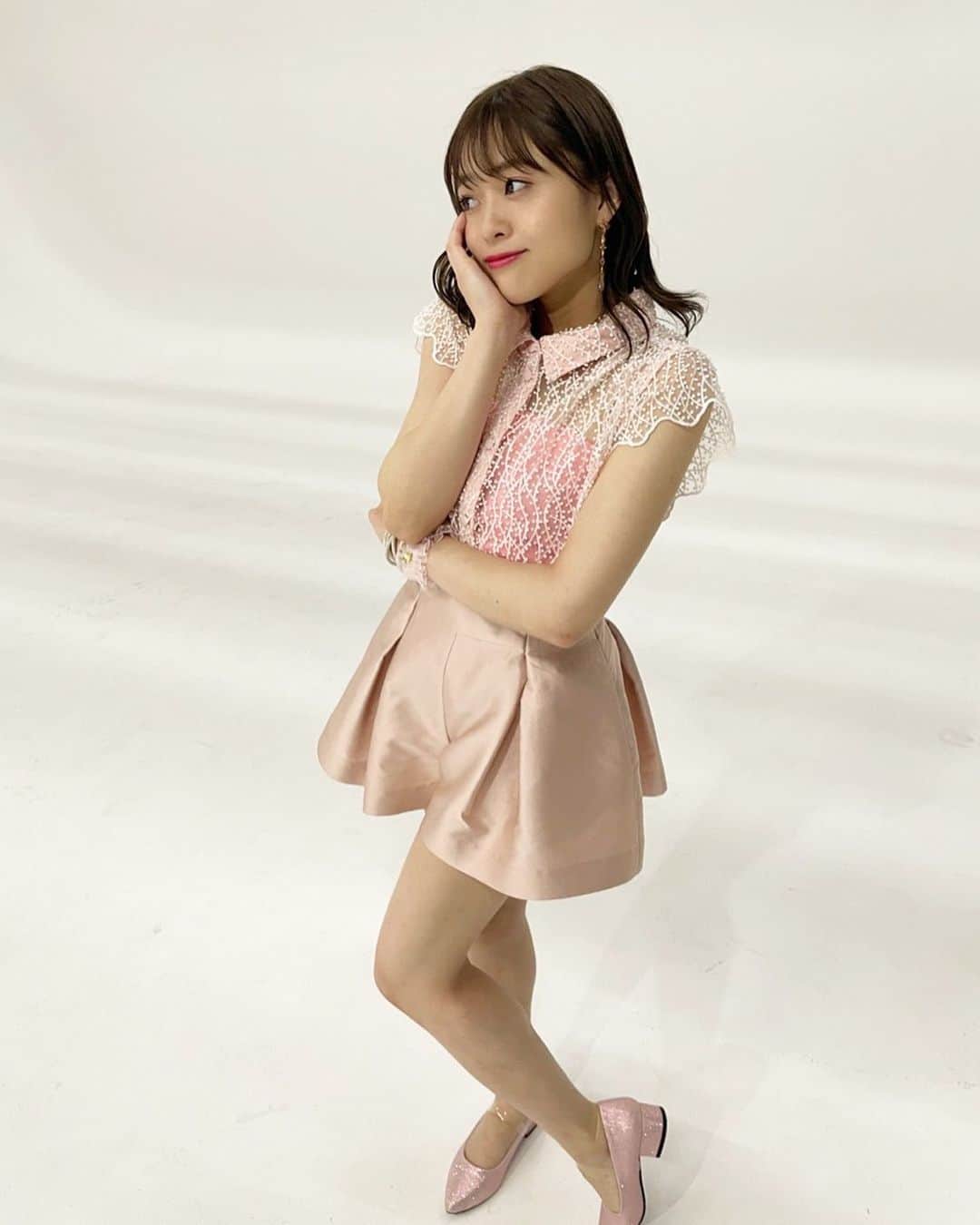 若井友希のインスタグラム：「🎀🎀💖💖     「Cheer up」の衣装です🎀   スタイリスト @masakiusami さん💎   形も素材も全て可愛い尽くめ！！！   ピンクは珍しいのでたくさん乗せとこっと🙆‍♀️   #衣装 #ピンクコーデ #cheerup #明後日 #リリース」