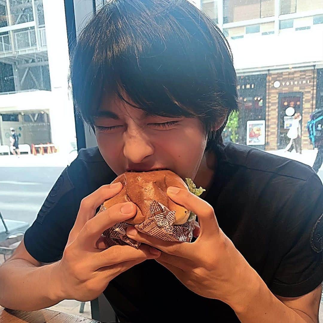 嘉島陸さんのインスタグラム写真 - (嘉島陸Instagram)「こういうハンバーガーってどうやって食べるのが正解なんだろう。  What's the right way to eat this hamburger?  #ハンバーガー #hamburger #ナイフで切って食べるか #そのままかぶりつくか #僕は #かぶりつく方を #選びました」8月19日 13時06分 - riku_kashima_official