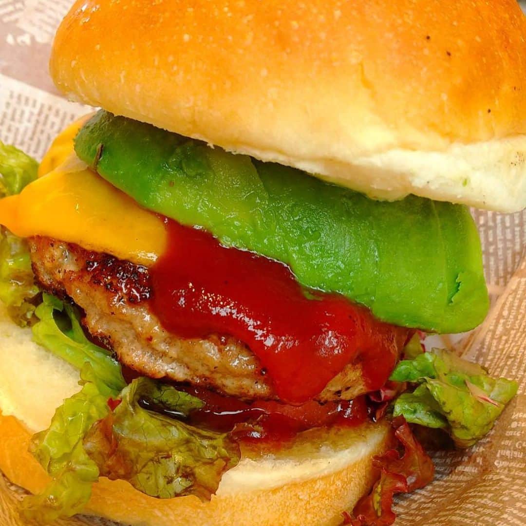 嘉島陸のインスタグラム：「こういうハンバーガーってどうやって食べるのが正解なんだろう。  What's the right way to eat this hamburger?  #ハンバーガー #hamburger #ナイフで切って食べるか #そのままかぶりつくか #僕は #かぶりつく方を #選びました」